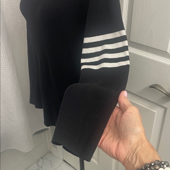 Yest Black Sweater White Striped Sleeves with Open Back & Interior Top SZ 10 - Picture 2 of 14